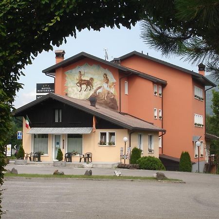 Hotel Ristorante Sagittario フェルトレ エクステリア 写真
