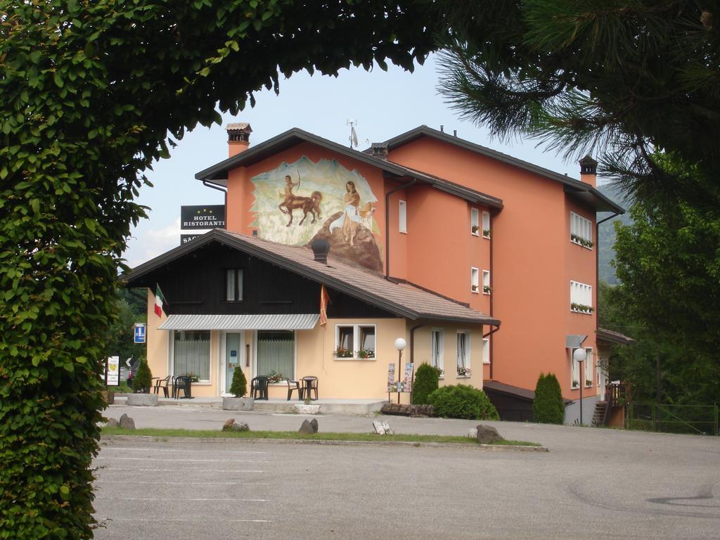 Hotel Ristorante Sagittario フェルトレ エクステリア 写真