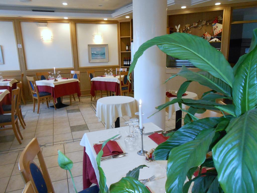 Hotel Ristorante Sagittario フェルトレ エクステリア 写真