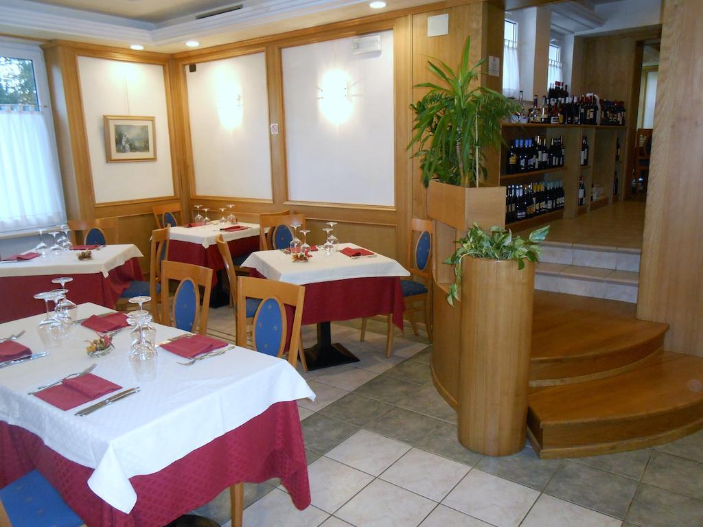Hotel Ristorante Sagittario フェルトレ エクステリア 写真