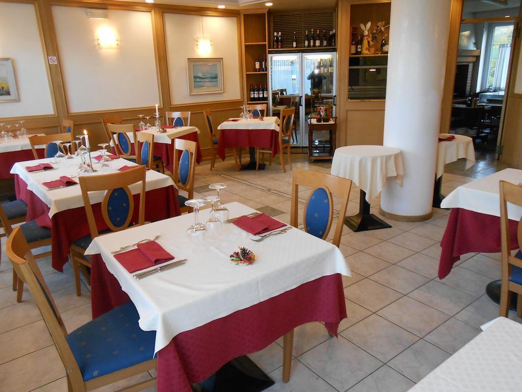 Hotel Ristorante Sagittario フェルトレ エクステリア 写真