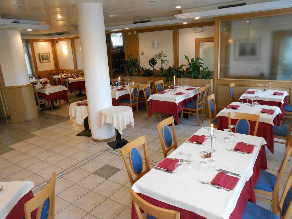 Hotel Ristorante Sagittario フェルトレ エクステリア 写真