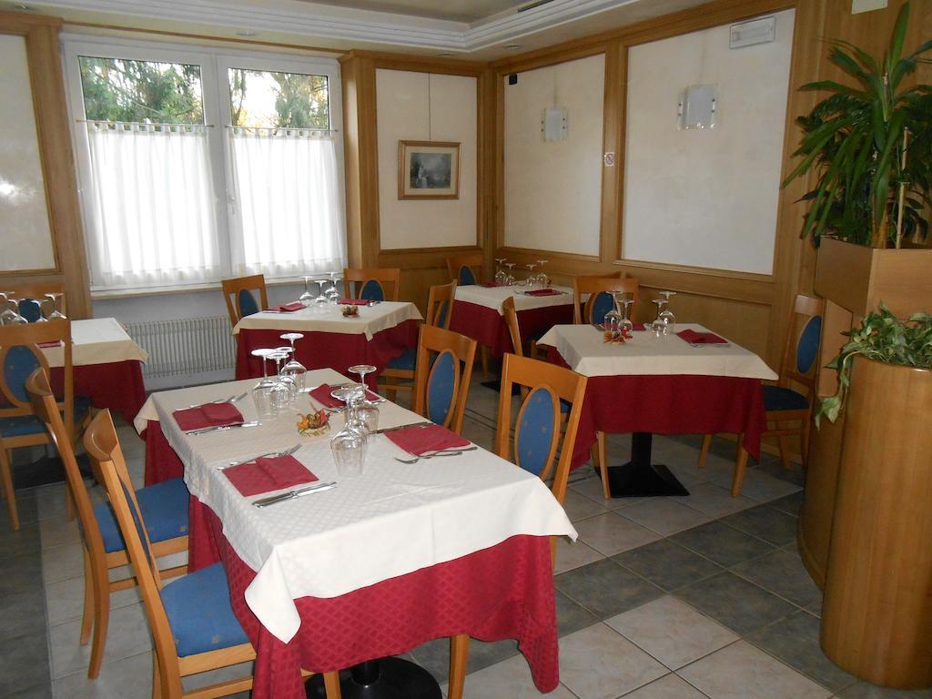 Hotel Ristorante Sagittario フェルトレ エクステリア 写真