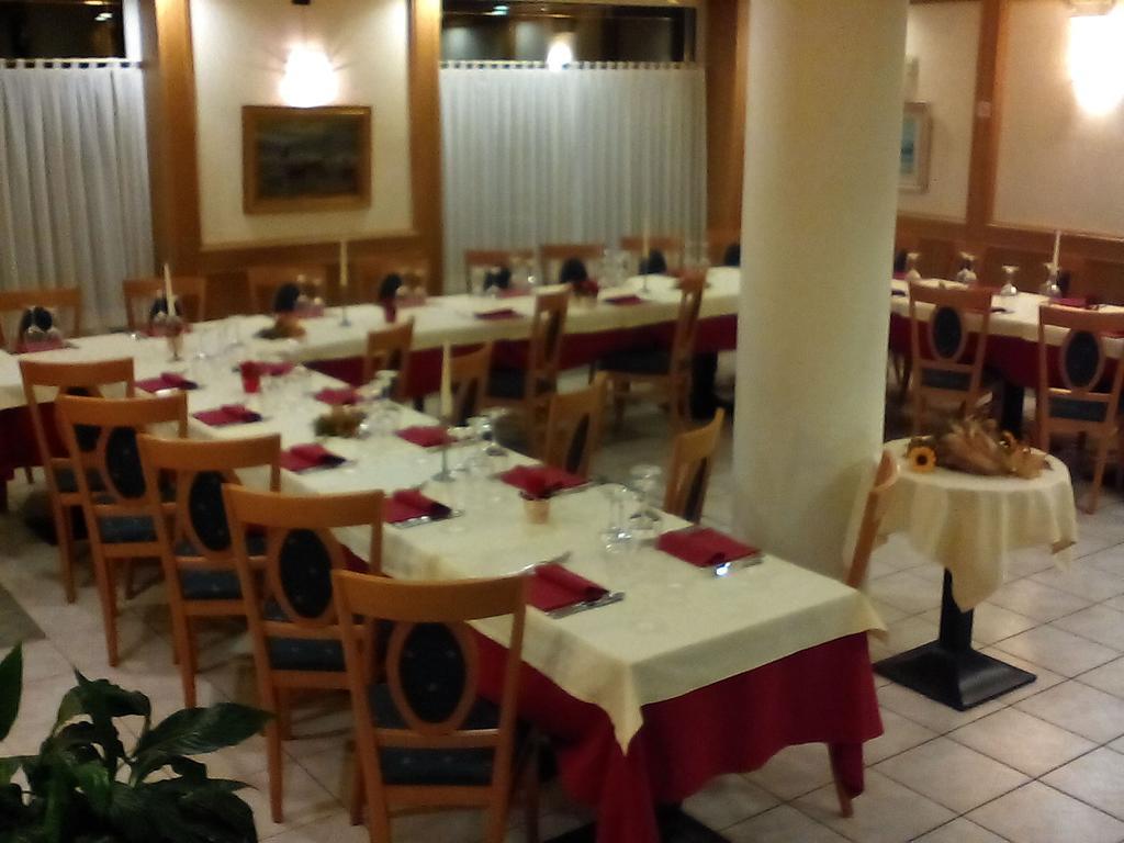 Hotel Ristorante Sagittario フェルトレ エクステリア 写真